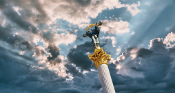 Statuja Neatkarības laukumā Kijivā.