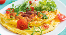 Omlete ar mocarellu un tomātiem.