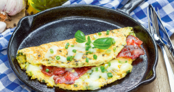 Pārlocītā omlete ar šķiņķi.