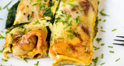 Omlete ar biezpienu un šķiņķi.