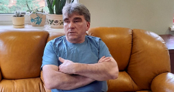 Raimonds Krūmiņš saimnieko Kurmenē. "Zirgi palikuši grūts un sarūkošs bizness, vairāk plezīram un dārgam vaļaspriekam," viņš saka.