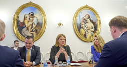 Pozitīvu iznākumu grūti panākt, ja premjere paziņo lēmumus, par kuriem iepriekš nav notikusi apspriešanās Saeimas frakcijās. Attēlā: Ministru prezidente Evika Siliņa (centrā) vada sadarbības sanāksmi Seimā 24. februārī.