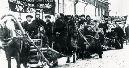 1920./30. gados individuālos zemniekus, kas centās saglabāt savu neatkarību un neiestājās kolhozā, atdodot visu savu īpašumu kolektīvajām vajadzībām, pasludināja par padomju varas ienaidniekiem jeb kulakiem un deportēja.