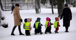 Modelējot skolēnu skaitu nākotnē, ministrija izmantojusi datus par 2023. gadu, bet šobrīd zināms, ka Latvijā 2024. gadā piedzima vēl par 13% mazāk bērnu nekā gadu iepriekš.