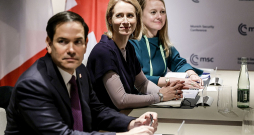 ASV valsts sekretārs Marko Rubio un Eiropas Savienības augstā pārstāve ārlietās un drošības politikas jautājumos Kaja Kallasa (centrā) tikās Minhenes drošības konferencē 15. februārī.