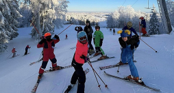 Gaiziņkalnā ziemas prieku baudītāju netrūkst.