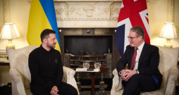 Lielbritānijas premjerministrs Kīrs Stārmers sestdien Londonā silti sagaidīja Ukrainas prezidentu Volodimiru Zelenski.