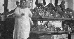 Apelsīnu tirgotājas Rīgas Vidzemes tirgū 1925. gadā.