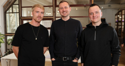 "Trace.Space" līdzdibinātāju (no kreisās) Jāņa Vāveres, Mikus Krama un Kārļa Brodera ambīcijas ir ne tikai izveidot vienradzi – jaunuzņēmumu, kas sasniedzis viena miljarda ASV dolāru vērtību, bet arī vērtīgāko tehnoloģiju uzņēmumu ar latviešu saknēm.