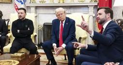 Ukrainas prezidenta Volodimira Zelenska (no kreisās) un ASV prezidenta Donalda Trampa sarunas Baltajā namā aizritēja augstos toņos. Lielā mērā konflikts aizsākās, kad sarunā ar pārmetumiem Zelenskim iesaistījās ASV viceprezidents Džeimss Deivids Venss (no labās).