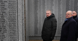 Aivars Sinka kopā ar Valsts prezidentu Edgaru Rinkēviču Lestenes Brāļu kapos aizv. gada 23.decembrī.