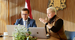 Intervijas laikā ar zemkopības ministru Armandu Krauzi.