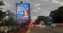 Krievijas propagandas kanāla "RT" plakāts Austrumāfrikā ar 2017. gadā gāzto Zimbabves diktatoru Robertu Mugabi vēsta: "Āfrikas resursiem jāpieder Āfrikai. Mums ir kopīgas vērtības."