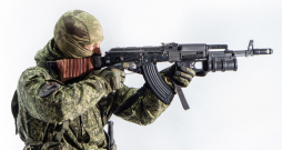 Krievu specvienības karavīrs ar AK-74.