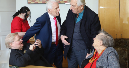 Janīna Kursīte (no kreisās), Andris Grīnbergs, Ēriks Hānbergs un Lūcija Ķuzāne grāmatas atvēršanas pasākumā.