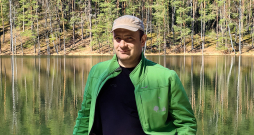 “Man mežs visskaistākais šķiet pavasarī, jo katru dienu var redzēt, kā daba mostas,” teic meža īpašnieks Edgars Leikuss.