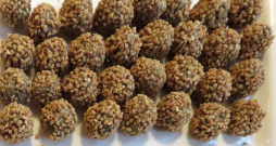 Ar sieru pildītas kartupeļu un kaņepju kroketes  