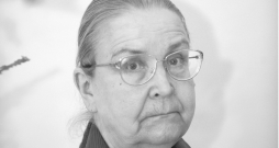 Mākslas zinātniece Ruta Čaupova piedalās preses konferencē, kurā informē par diskusiju ciklu "Latvijas brīvības un neatkarības 20 gadi (1991-2010)".
