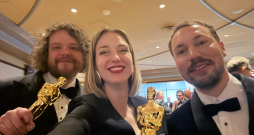 Agnese Lāce ar animācijas filmas "Straume" veidotājiem - Matīsu Kažu un Gintu Zilbalodi. Pēc "Oskara" ceremonijas. 
