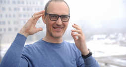 Biedrības "Zaļā brīvība" vides ekonomikas eksperts un Latvijas Universitātes pasniedzējs Jānis Brizga: "Cilvēku ikdienas izvēles, piemēram, transporta veida vai ēdiena izvēli, parasti nosaka ļoti praktiski apsvērumi – ērtība, cenas un citas. Padarot videi draudzīgās izvēles par praktiskāko izvēli, pamazām notiks arī sabiedrības ikdienas paradumu maiņa."