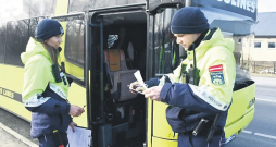 Policijas inspektori Dāvis Alksnis un Maija Sniedzāne speciālā drošības jostu pārbaudes reidā pie Bauskas.