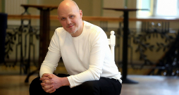 Gundars Grasbergs: "Šis ir laiks, kad arī teātrī jūtam, ka cilvēkiem par lielām, traģiskām un nopietnām lietām negribas domāt, viņi vēlas mazliet no visa atslogoties un pasmaidīt, sajust skaisto."