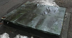 Nav iepriecinoši ik mēnesi celt smago vāku un kāpt šajā bedrē, lai fiksētu ūdens patēriņa rādījumu skaitītājam, kas uzstādīts nama ievadā.