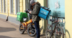 Galvaspilsētā patlaban kopumā reģistrēti ap pusotru tūkstoti pārtikas piegādes kurjeru.