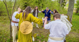 Ūsiņa laikā pieguļā vīriem savas spēles, rituāli un spēkošanās. Meitām un sievām – savas un atsevišķi.