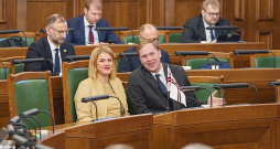 Ministru prezidente Evika Siliņa un ekonomikas ministrs Viktors Valainis Saeimas sēdē.
