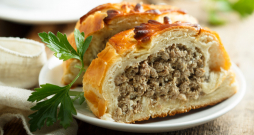 Gaļas un sīpolu pīrāgs.