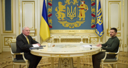 Kīts Kellogs sarunājas ar Ukrainas prezidentu Volodimiru Zelenski.