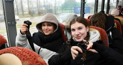 Iecavas jaunietes zina, ka piesprādzēšanās busā ir svarīga pašu drošībai.