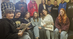 Liepnas pamatskolas jaunieši iepazīst žurnālista profesiju Alūksnē.