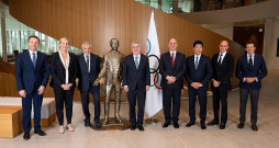 Janvārī IOC prezidenta kandidāti prezentēja savas programmas un tikās ar pašreizējo organizācijas vadītāju. No kreisās: Davids Lapartjēns, Kirstija Koventrija, Huans Antonio Samarančs juniors, Tomass Bahs, Feisals Al Huseins, Morinari Vatanabe, Johans Eliašs un Sebastjans Ko.