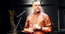 Komponists Andris Dzenītis, 2023. gadā saņemot "Lielo mūzikas balvu 2022" par Gada jaundarbu.