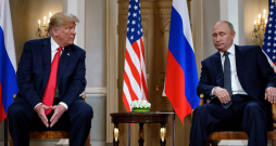 ASV prezidents Donalds Tramps un Krievijas vadonis Vladimirs Putins tikšanās laikā Helsinkos, 2018. gadā. Kremļa saimnieks Putins mēģina ar bruņotu spēku pārzīmēt robežas Eiropas kartē, bet arī Tramps pēdējā laikā devis mājienus, ka gribētu paplašināt ASV teritoriju.