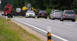 Savācot vairāk nekā 10 000 parakstu, iedzīvotāji apliecina vēlmi A9 Rīga – Liepāja autoceļu pārveidot par četrjoslu šoseju. Šādi viņi cer risināt satiksmes drošības problēmas atsevišķos ceļa posmos. Attēls no 2022. gada, kad ceļu satiksmes negadījuma dēļ, kurā iesaistīta kravas un vairākas vieglās automašīnas, tika slēgta satiksme Liepājas šosejas (A9) posmā Babītes pagastā.