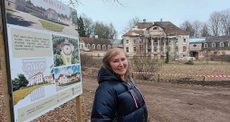 "Ļoti daudzi grib šo vietu grib redzēt atdzimušu, tādēļ atbalsta no sirds," saka Kaucmindes muižas pils jaunā īpašniece Aiva Dreimane-Ozolzīle.