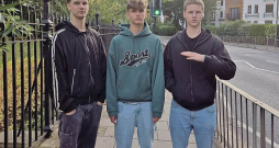 Londonas "Fulham" akadēmijā sevi labi pierāda latviešu ģimenē Anglijā uzaugušais Markuss Gomins (centrā). Attēlā viņš ar vecākajiem brāļiem Robertu (no kreisās) un Raulu.
