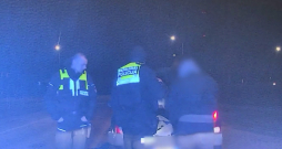Policijas darbinieki aizturējuši vīrieti, kura vadītās automašīnas bagāžniekā atrastas narkotiskās vielas.