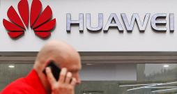 Pagājušajā nedēļā uzliesmojušā korupcijas skandāla dēļ Eiroparlamenta un Eirokomisijas vadība ir aizliegusi "Huawei" lobistiem, kas reģistrēti ES atklātuma žurnālā, ienākt tās telpās Briselē, Strasbūrā, Luksemburgā, kā arī birojos ES valstīs.