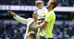 Harijs Keins ar sievu un atvasēm. Anglijas futbola izlases kapteinis ir vīrs ar nevainojamu reputāciju.