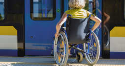 Cilvēkam, kurš pārvietojas ratiņkrēslā, pirms brauciena ar sabiedrisko transportu ieteicams iepriekš iepazīties ar iespējām vēlamajā transporta veidā un maršrutā.