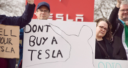 Cilvēki daudzās valstīs aģitē par "Teslas" boikotu. Pēdējās dienās aizvien skaļāka ir arī investoru balss, prasot Maska atkāpšanos no kompānijas vadības stūres. Attēlā: protesta akcija pagājušajā sestdienā, 22. martā, Londonā. "Nepērciet "Teslu"!" vēsta uzraksts uz plakāta.