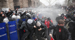 Kopš Stambulas mēra Ekrema Imamoglu aizturēšanas trešdien daudzviet Turcijā, tostarp Stambulā (attēlā), notikušas demonstrantu sadursmes ar policiju, kurās aizturēti vairāk nekā 1100 cilvēku.