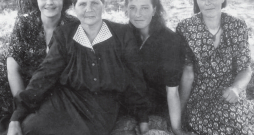 Sibīrijā 1954. gada vasarā pie ģimenes ciemos atbraukusi Eleonora (pirmā no kreisās) kopā ar māmiņu Veroniku Cacuri un abām māsām – Solomeju un Sholastiku.