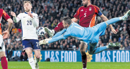 Latvijas futbola izlases vārtsargs Krišjānis Zviedris akrobātiskā lēcienā glābj komandu no vārtu zaudējuma. Latvijas spēlē pret Angliju slavenajā Vemblija stadionā tieši vārtu vīrs bija pelnījis lielākās uzslavas.