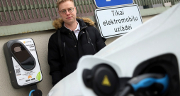 "Elektrum" Energoefektivitātes centra un elektromobilitātes eksperts Edgars Korsaks-Mills: "Statistika liecina, ka pašreiz puse no visām elektroauto uzlādēm notiek mājās, daļa spēkratu parasti tiek lādēta pie birojiem un darbavietām un daļa – publiskajās uzlādes stacijās, ieskaitot tirdzniecības centrus un izklaides vietas."