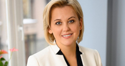Liene Dubava, "Nasdaq Riga" valdes priekšsēdētāja: "Enerģētikas sektors vienmēr ir bijis pievilcīgs kumoss investoriem. Ja vēl nesen investoru nauda pārliecinoši virzījās Zaļā kursa virzienā, tad pēdējā laikā aizvien aktuālāka kļūst aizsardzības joma, kur enerģētikai nepašaubāmi tiek atvēlēta īpaša vieta. Šobrīd aktuāli ir būt ne vien zaļiem, bet arī neatkarīgiem."